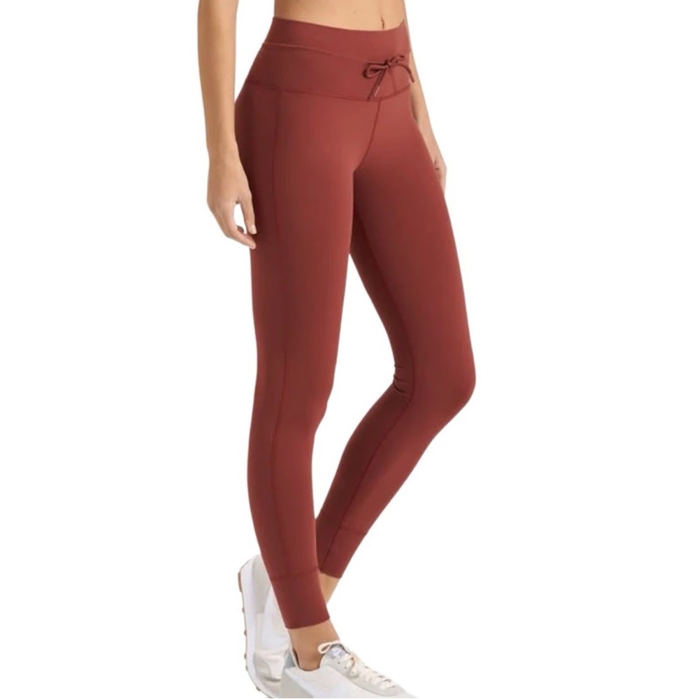 Vuori Daily Rust Red Spice Cropped Leggings